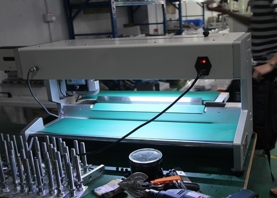 Giá tốt. Stainless Steel PCB Depaneling Equipment 400mm cắt dài đèn LED trang bị Blade di chuyển PCB Separator trực tuyến